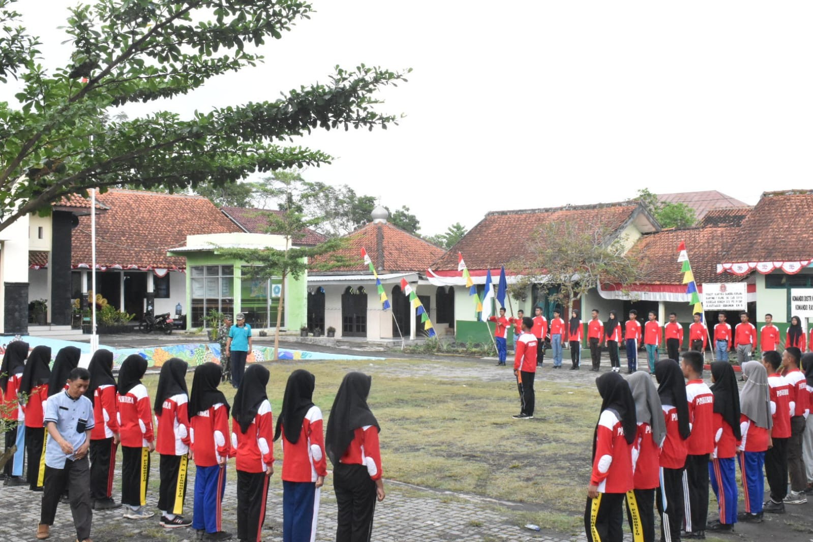 Jelang Pengukuhan, Calon Paskibra Jalani Latihan Di Halaman Kantor Kecamatan Butuh