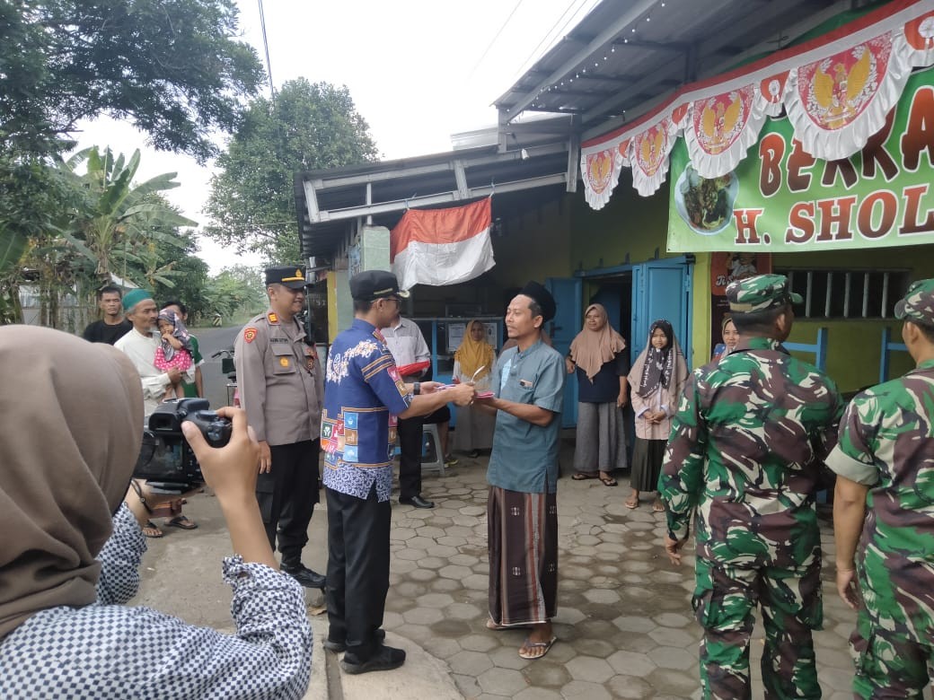 Camat Butuh Bagikan Bendera Merah Putih Untuk Masyarakat