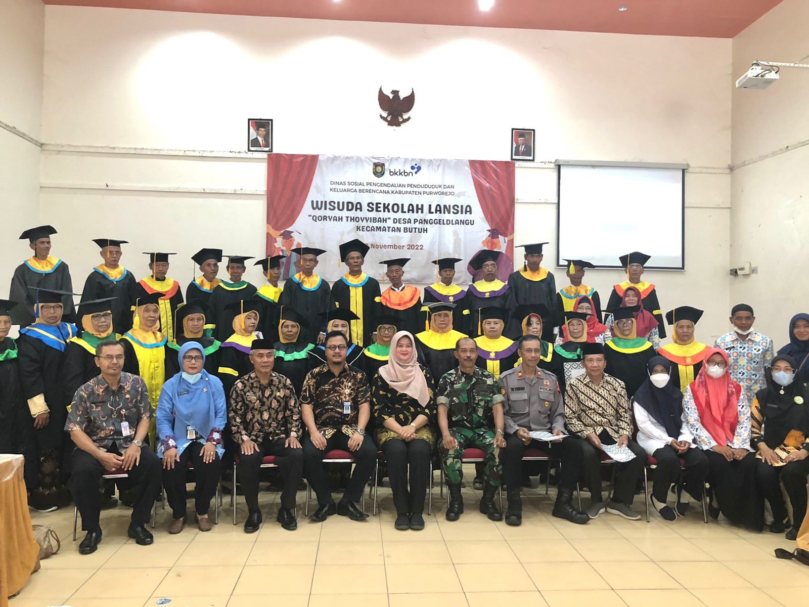 Wisuda Sekolah Lansia Qoryah Thoyyibah Desa Panggeldlangu