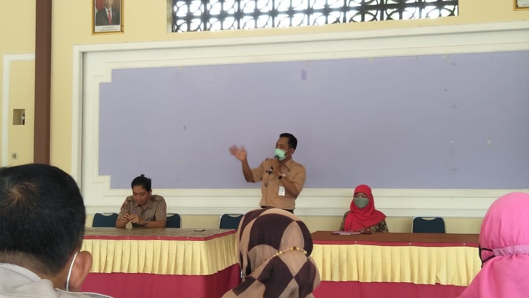 PELEPASAN SEKCAM BUTUH DAN KASI PEMBERDAYAAN MASYARAKAT DAN DESA KECAMATAN BUTUH