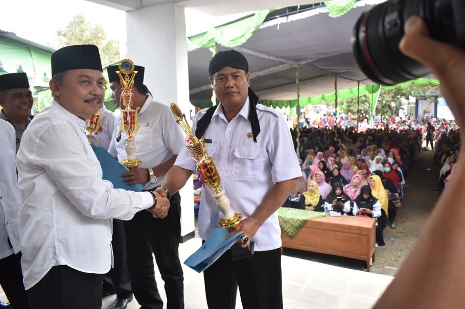 Pemberian_Piala_Lomba_Gebyar_HUT_RI_ke_74.jpg