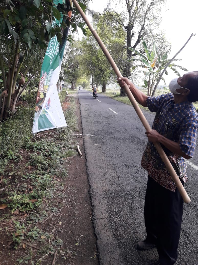 Penertiban_Spanduk_di_Jalan_Klepu.jpg