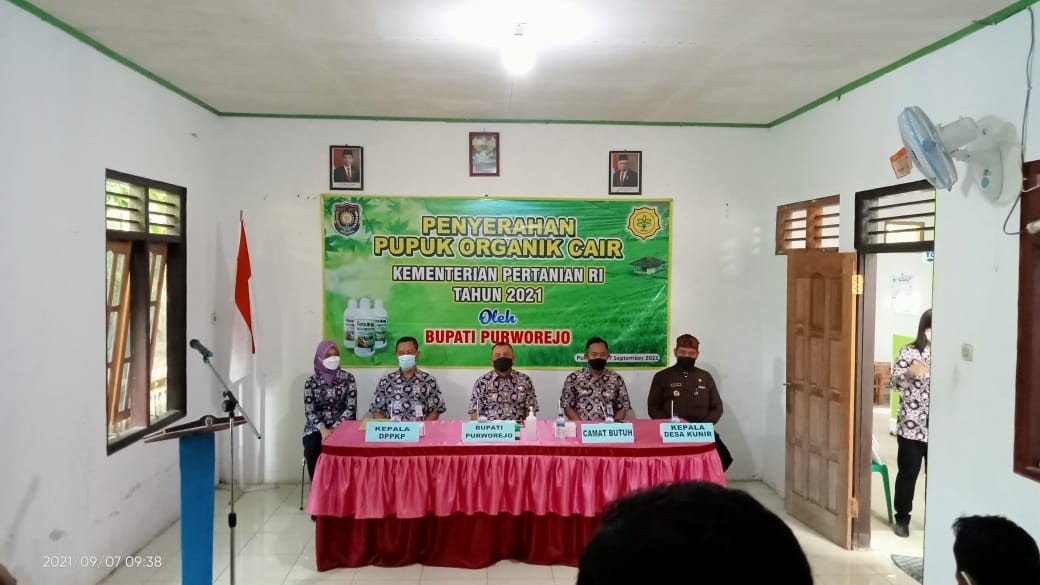 PENYERAHAN PUPUK ORGANIK CAIR  DARI KEMENTAN DI DESA KUNIR