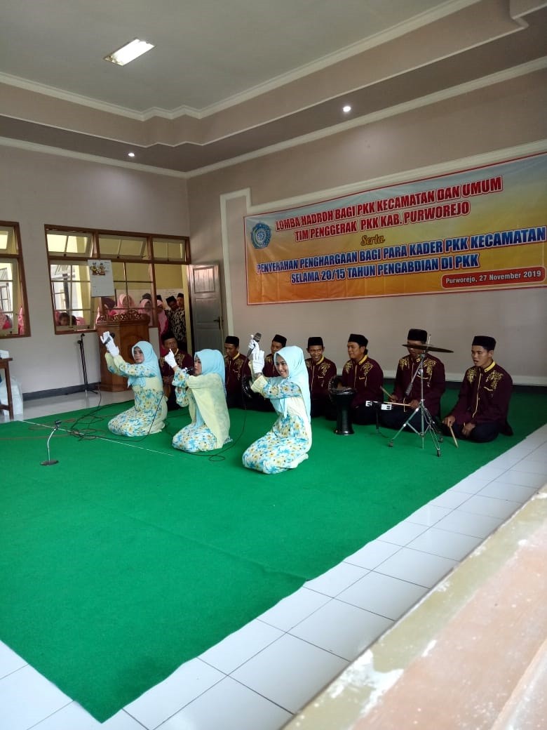 WAKIL_KECAMATAN_BUTUH_DALAM_LOMBA_HADROH.jpg